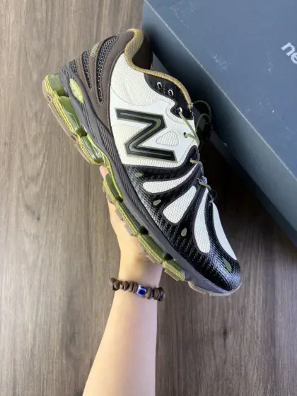 公司级!新百伦New Balance最新系列18907运动鞋子,NB 有赛博朋克那味儿了!今年的 New Balance 新鞋型来了!Action Bronson x New Balance 1890 “Cyborg Tears”,由品牌携手高人气多栖艺术家 Action Bronson 带来联名呈现.以「赛博格之泪」为主题,整体气质明显更偏未来科幻路线,既有浓郁的概念表达,同时也保留了 New Balance 一贯擅长的复古运动底色,属于那种一眼就能记住的联名鞋款.鞋型亮点之一,便是分段式中底结构的运用,层次切割清晰,让原本偏复古的跑鞋轮廓多了几分机能与速度感,也进一步强化了 1890 这次想要表达的「复古与未来并存」的设定.细节方面,「Cyborg Tears」在鞋面融入水滴造型的呈现方式,直击主题之余,也让整双鞋的视觉效果更有「赛博朋克」氛围:既怪诞又精致,存在感拉满. 货号:U18904DO 编码: 704